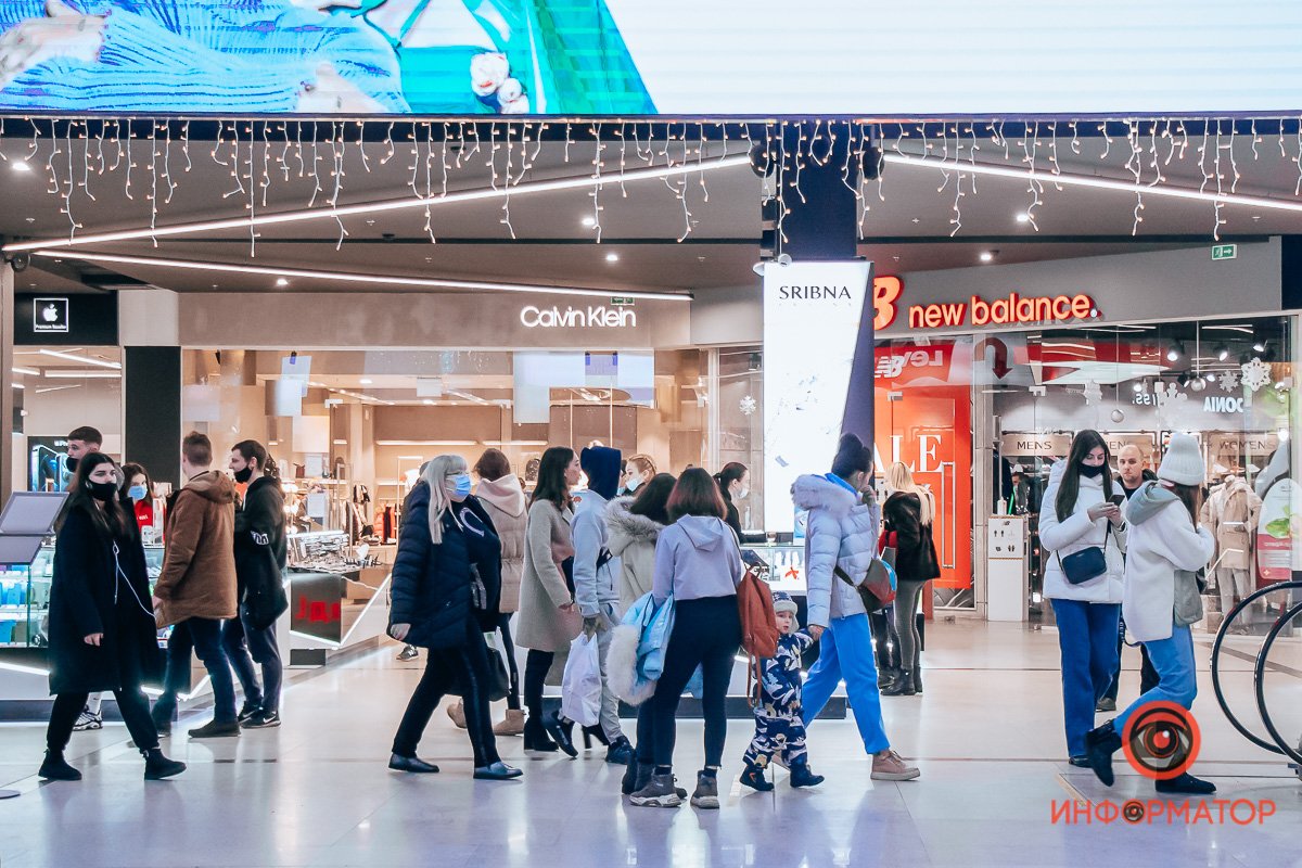 Купить любой ценой: в центре Днепра образовались пробки, парковки забиты, в магазинах очереди 9