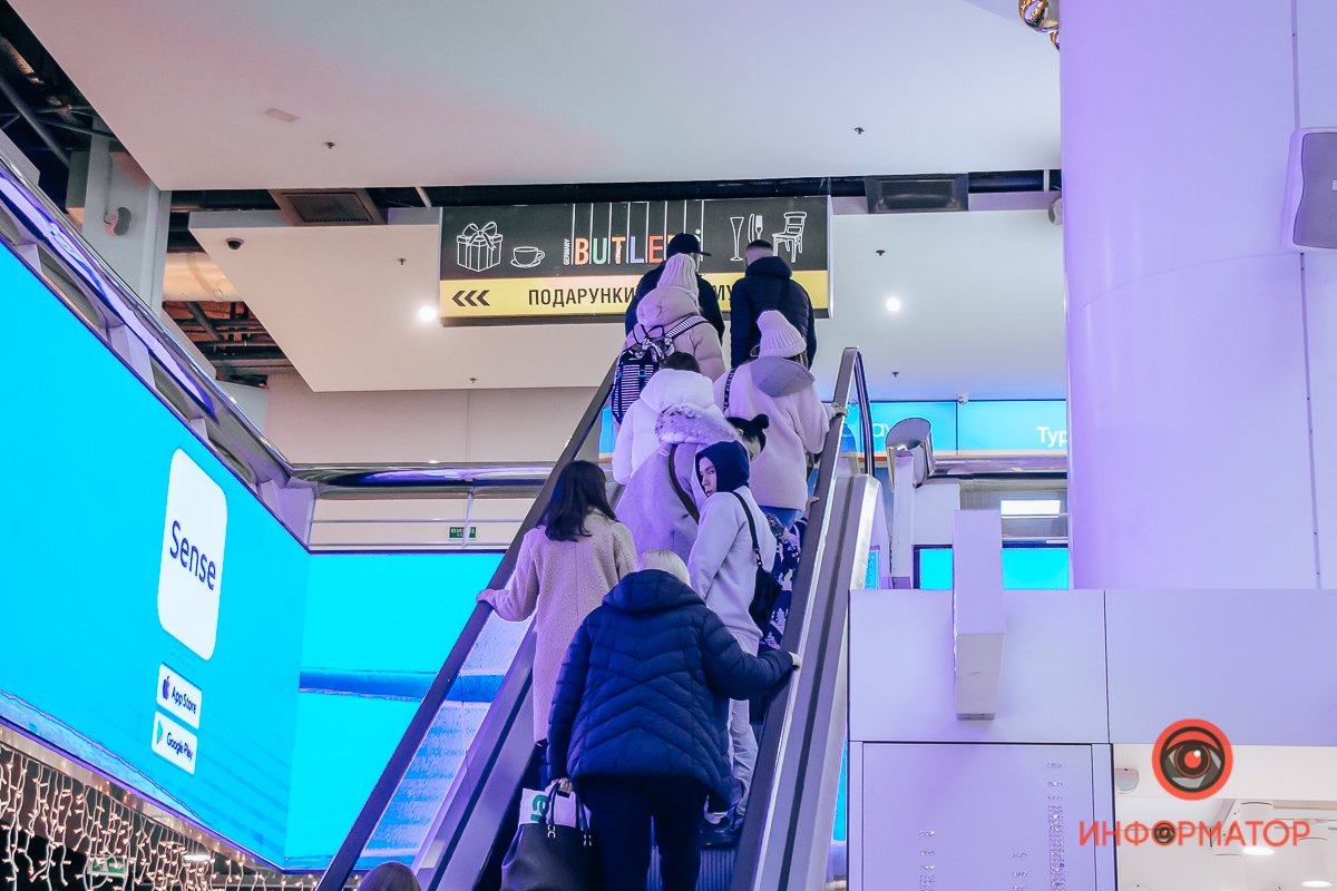 Купить любой ценой: в центре Днепра образовались пробки, парковки забиты, в магазинах очереди 10