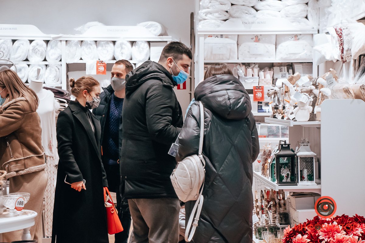 Купить любой ценой: в центре Днепра образовались пробки, парковки забиты, в магазинах очереди 13