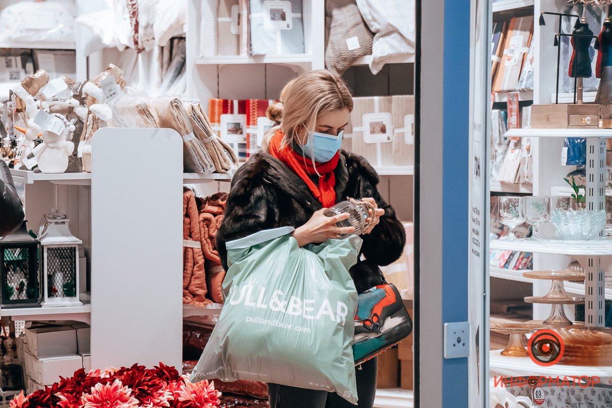 Купить любой ценой: в центре Днепра образовались пробки, парковки забиты, в магазинах очереди 14