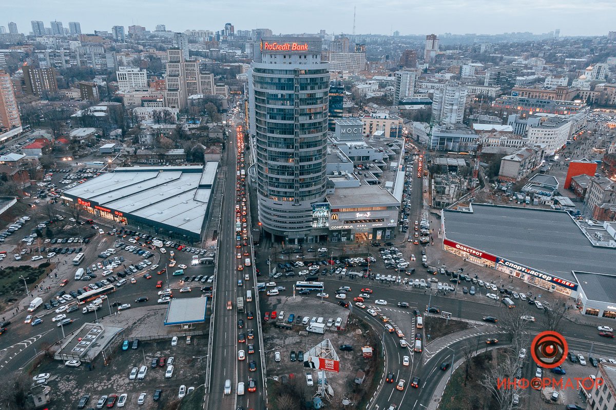 Купить любой ценой: в центре Днепра образовались пробки, парковки забиты, в магазинах очереди 16