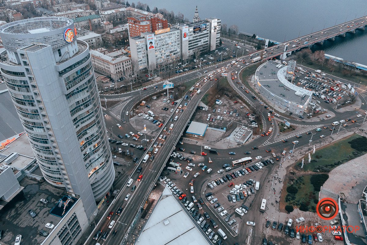 Купить любой ценой: в центре Днепра образовались пробки, парковки забиты, в магазинах очереди 17