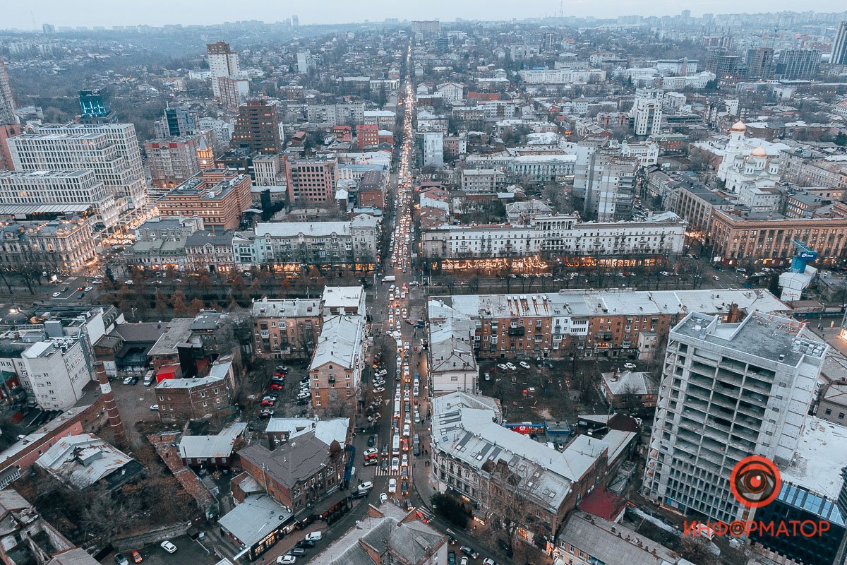 Купить любой ценой: в центре Днепра образовались пробки, парковки забиты, в магазинах очереди 20