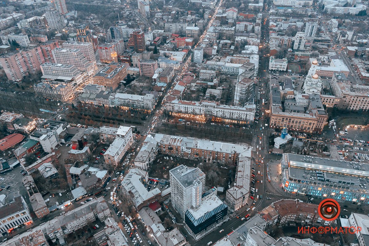 Купить любой ценой: в центре Днепра образовались пробки, парковки забиты, в магазинах очереди 24
