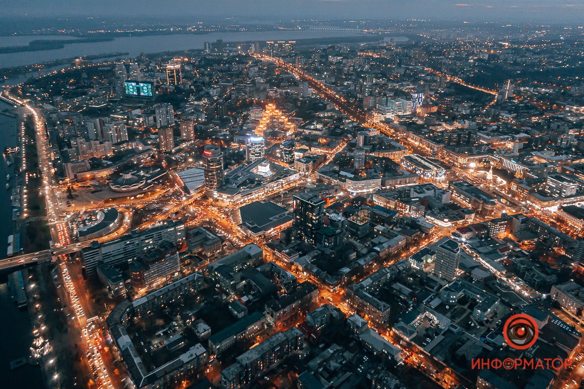 Купить любой ценой: в центре Днепра образовались пробки, парковки забиты, в магазинах очереди 26