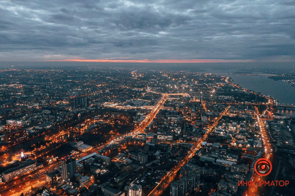 Купить любой ценой: в центре Днепра образовались пробки, парковки забиты, в магазинах очереди 27