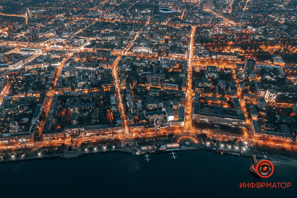 Купить любой ценой: в центре Днепра образовались пробки, парковки забиты, в магазинах очереди 30