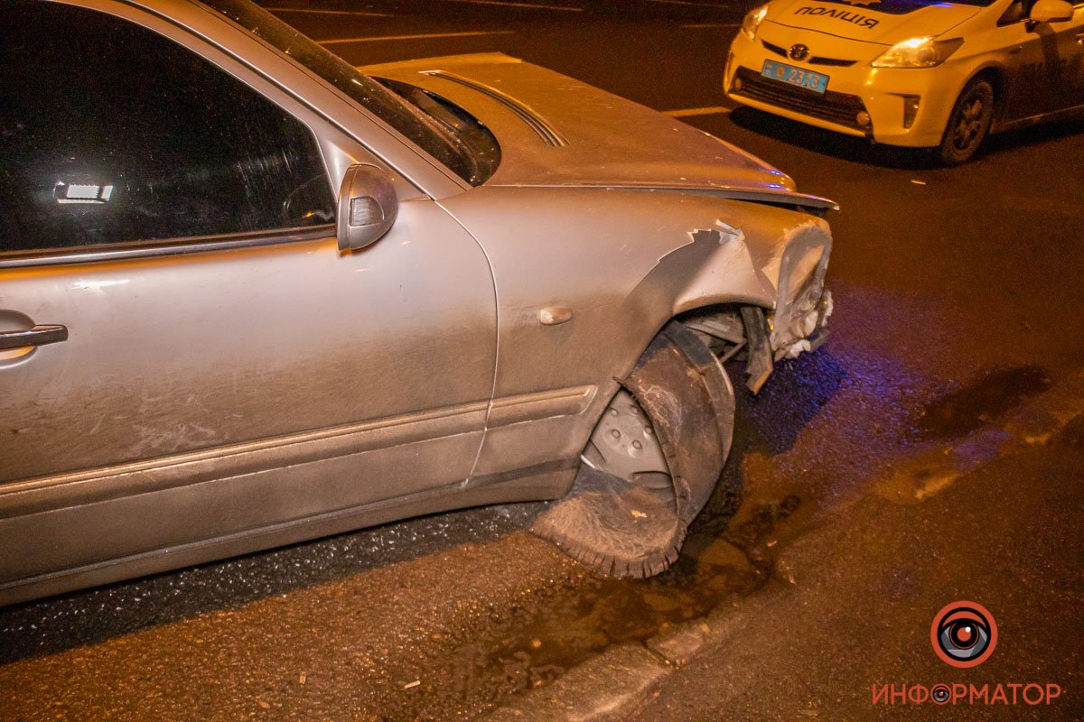 Водитель Mercedes скрылся с места аварии