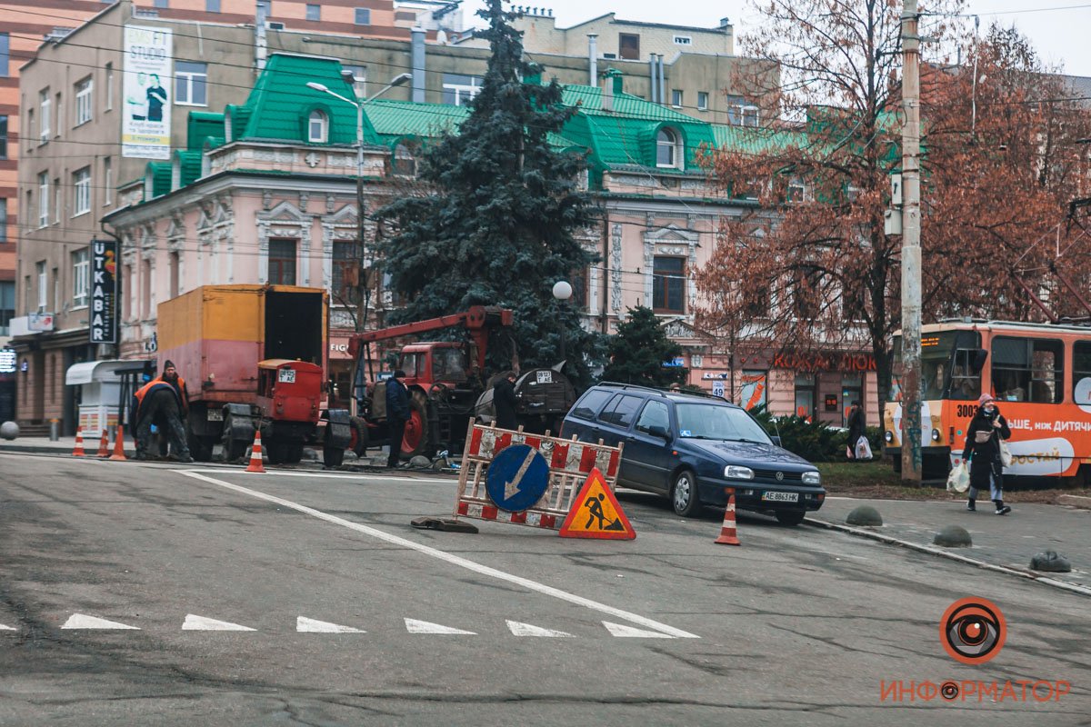 На перекрестке одна рельс отошла в сторону, из-за чего трамваи маршрута № 1 не могут продолжить движение
