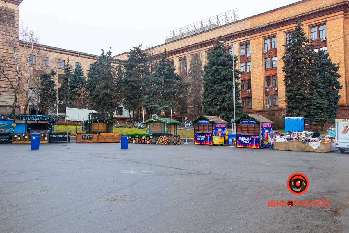 Продавцы отсыпаются перед ночной сменой Продавцы отсыпаются перед ночной сменой