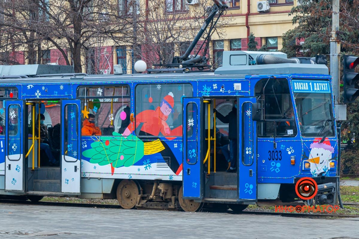Мальчик на трамвае - символ этого Нового года. Сонный, без настроения, но тащит елку в дом :D Мальчик на трамвае - символ этого Нового года. Сонный, без настроения, но тащит елку в дом :D