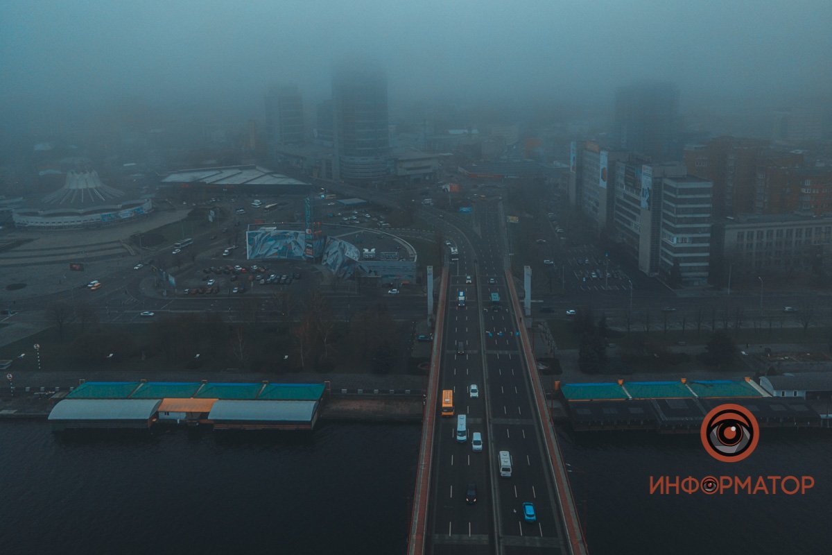 Дрожащие от тумана улицы кажутся растворенными во времени