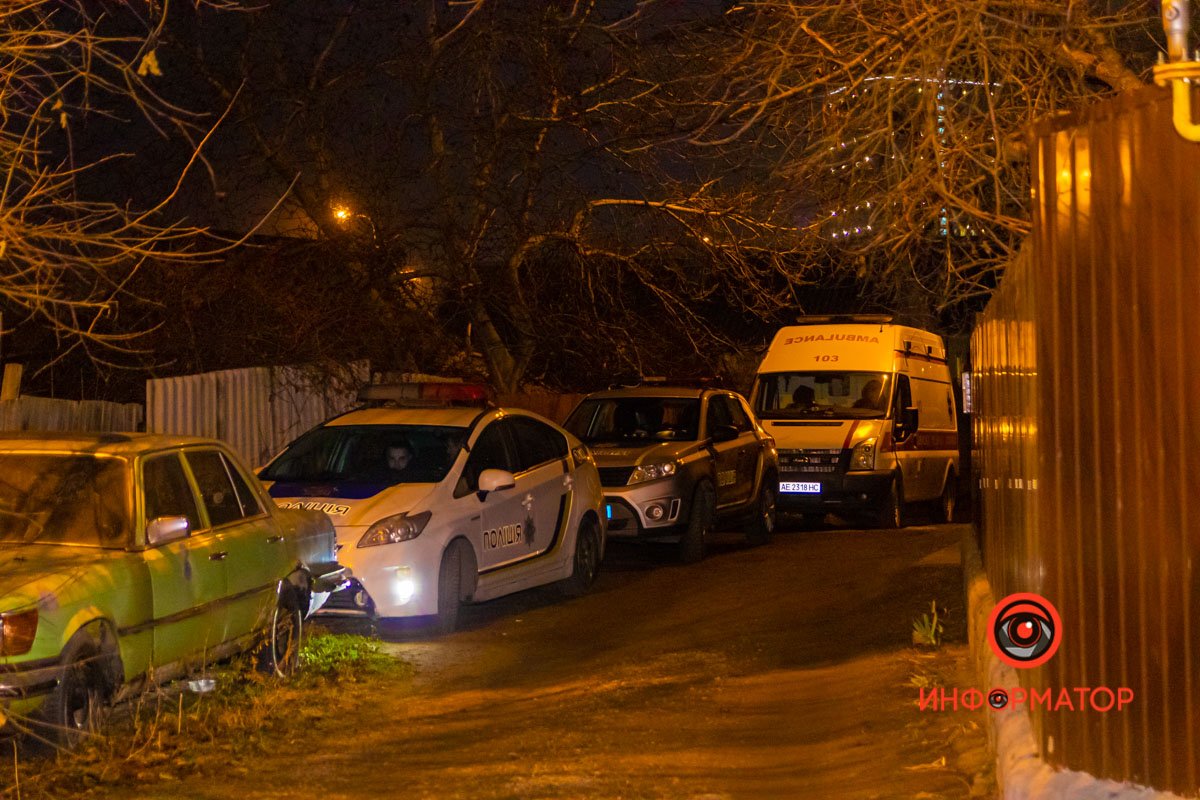 Также в доме находилась женщина — ее в тяжелом состоянии доставили в больницу Также в доме находилась женщина — ее в тяжелом состоянии доставили в больницу