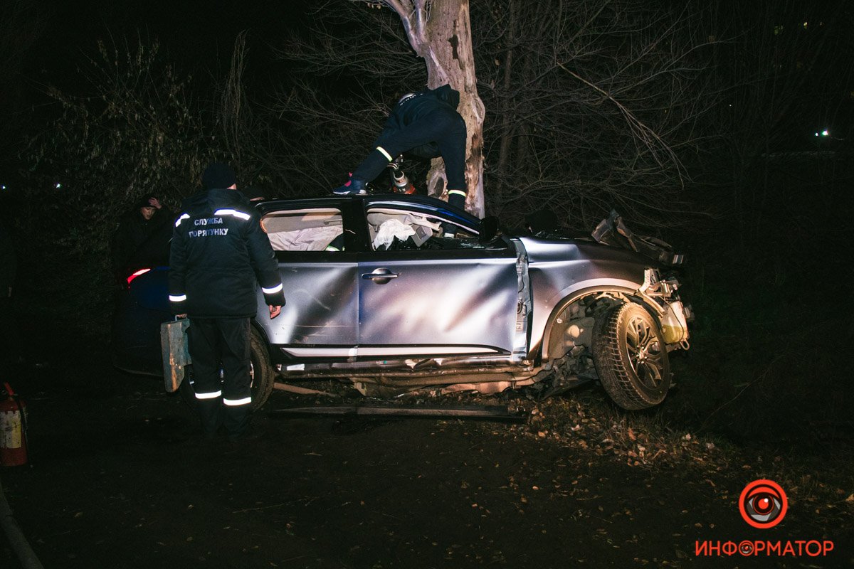 Mitsubishi врезался в дерево Mitsubishi врезался в дерево