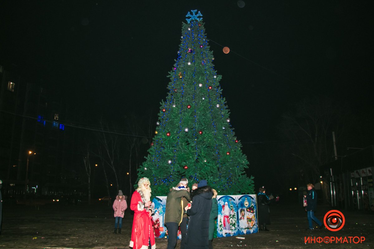 Гуляния сосредоточены у елочки Гуляния сосредоточены у елочки