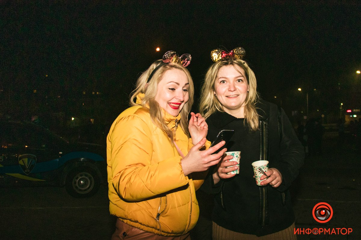 Переместились на Площадь Единства