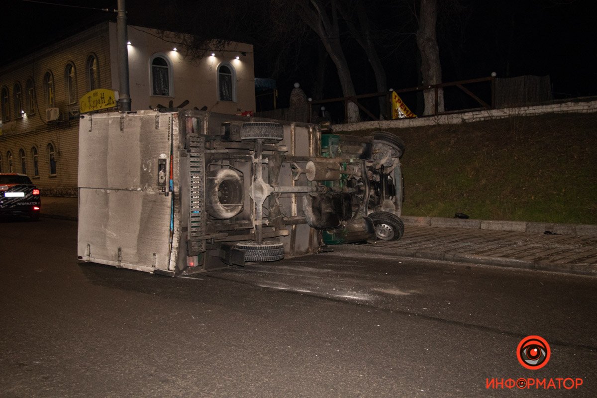 Перевернулся грузовой автомобиль Mercedes