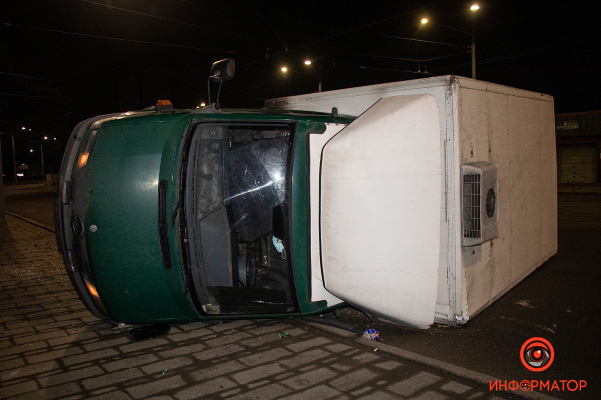 Mercedes лежит на боку поперек дороги