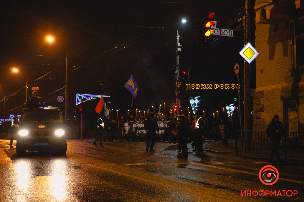 Колону открывала и закрывала военная техника