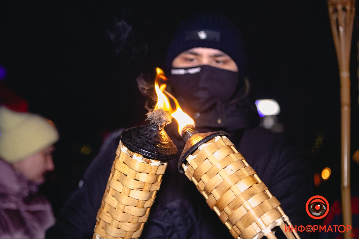 Вначале людей обучали поджигать факелы