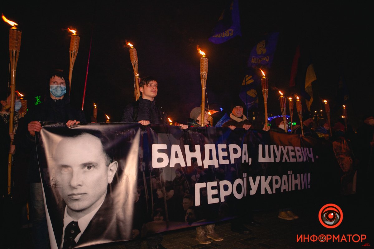 К памятнику Шевченко