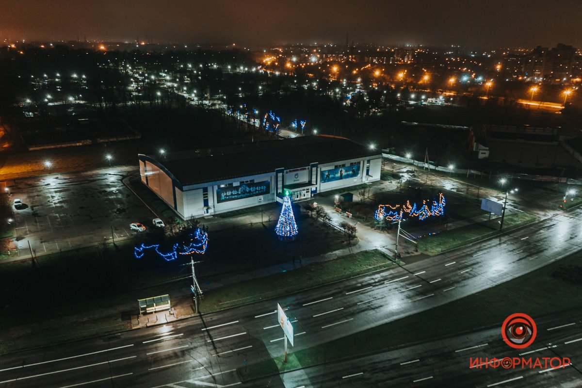 Елка возле Ледовой арены