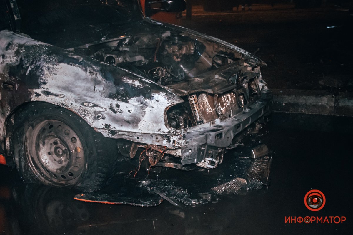 Передняя часть автомобиля сильно повреждена Передняя часть автомобиля сильно повреждена