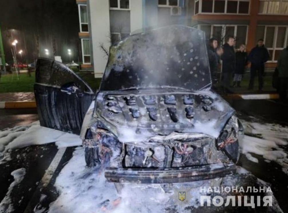 За поджог автомобиля мужчины получили 2000 долларов