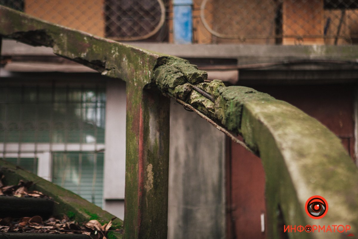 Лестница во дворе разрушается