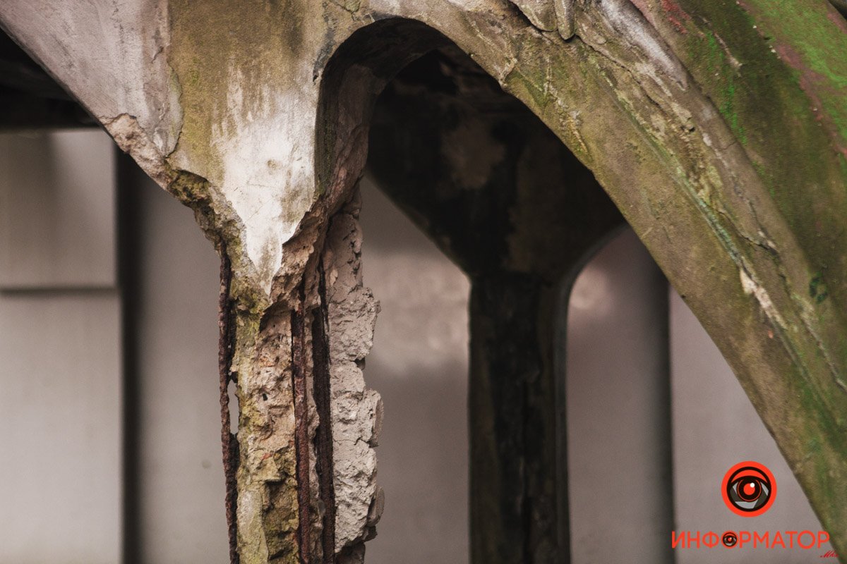 Колонны ограждения осыпаются