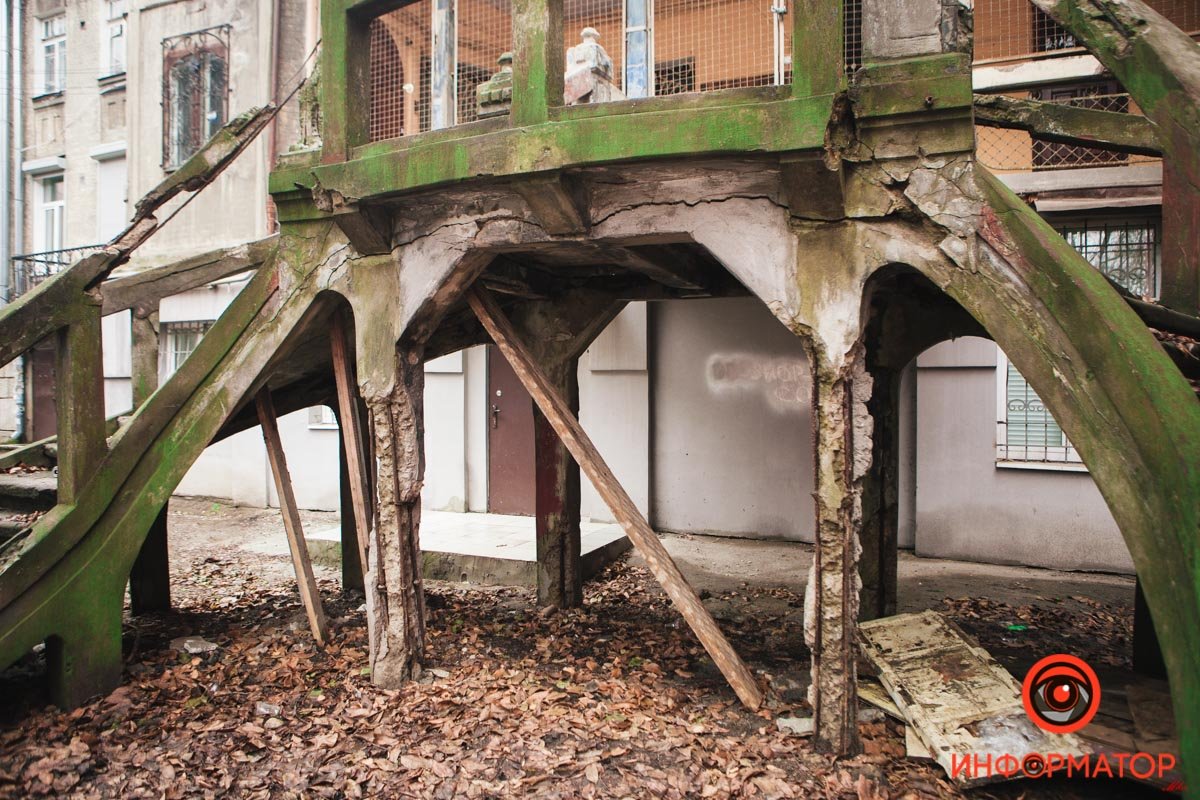 Левую часть лестницы подперли досками