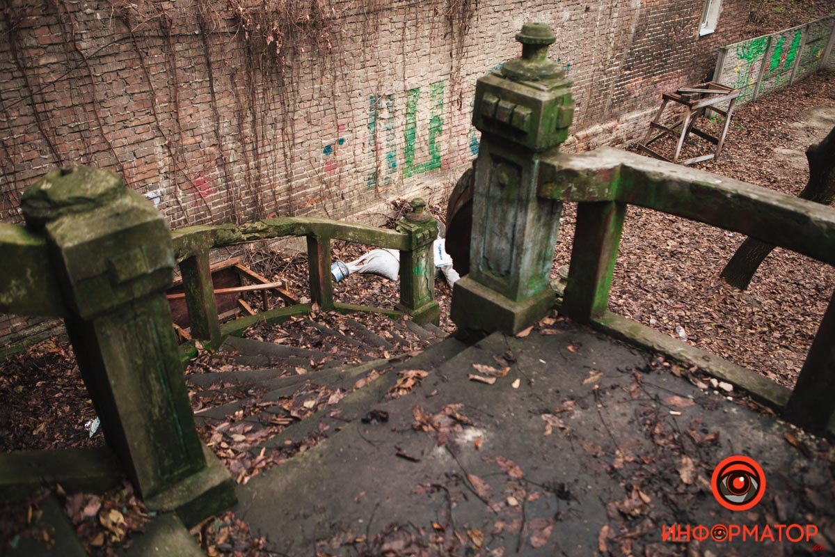 Когда-то здесь были декоративные вазоны