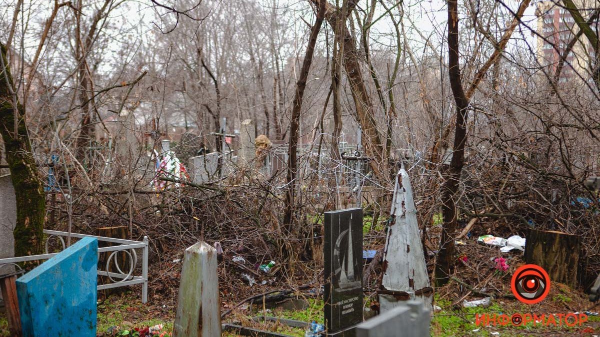 Жители Днепра превращают кладбища в мусорные свалки