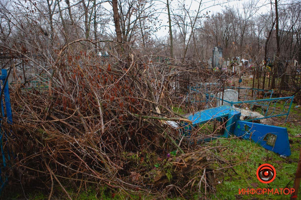 Ветки упали на надгробия и оградки