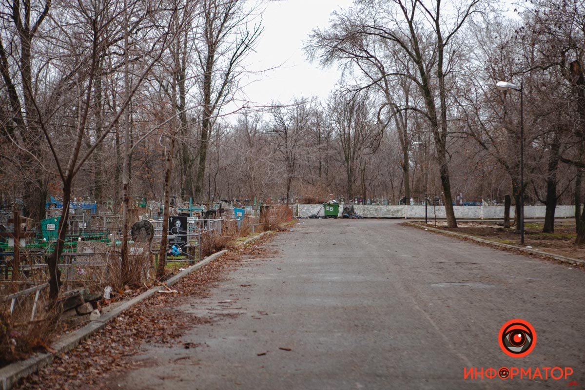 На центральной аллее убрано
