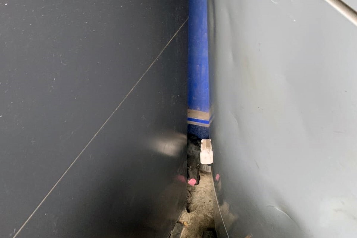 Песик застрял между конструкциями пристройки на улице Паникахи Песик застрял между конструкциями пристройки на улице Паникахи