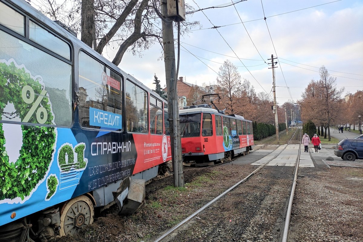 В районе улицы Баррикадной трамвай сошел с рельсов
