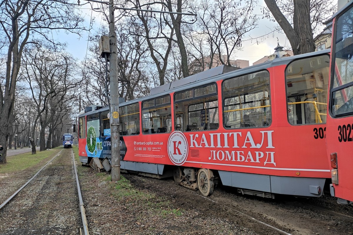 С рельсов сошли обе колесные пары первого вагона