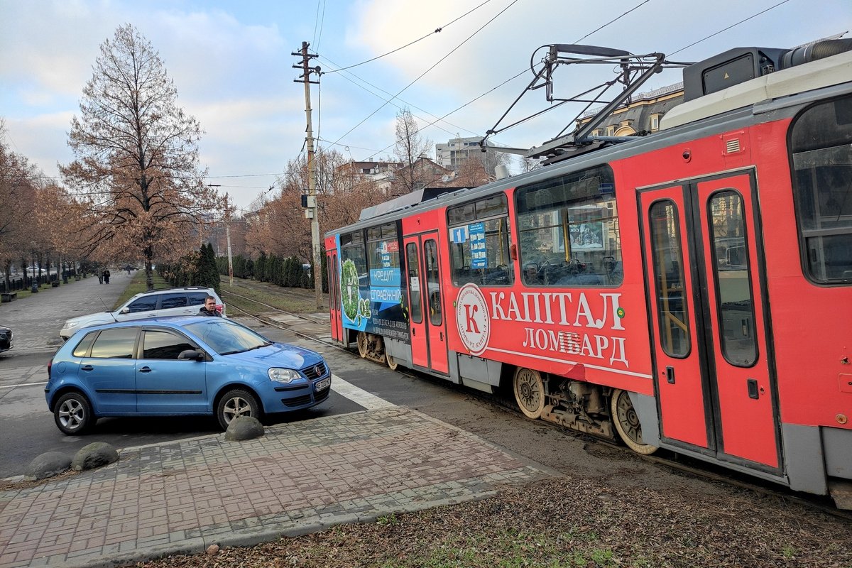 Второй вагон также перекрыл полосу на Баррикадной