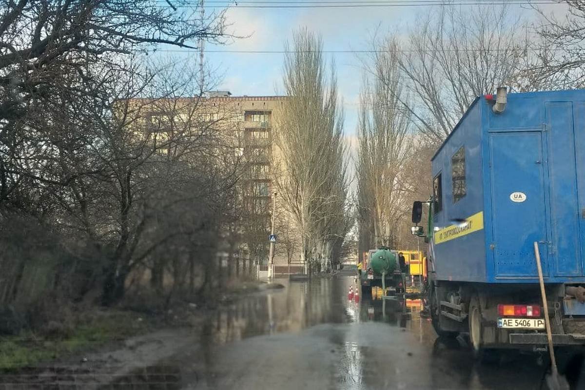 В Днепре на Менделеева из-за аварии улицу заливает водой 1