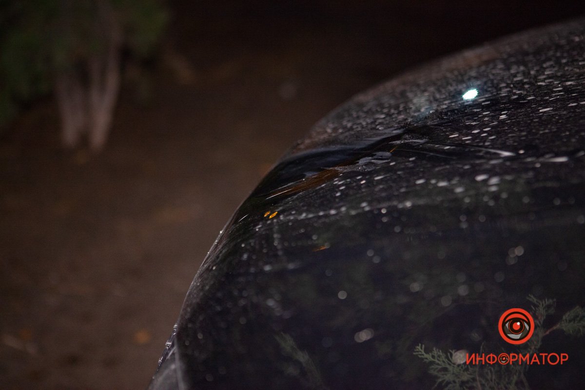 Вмятина на капоте