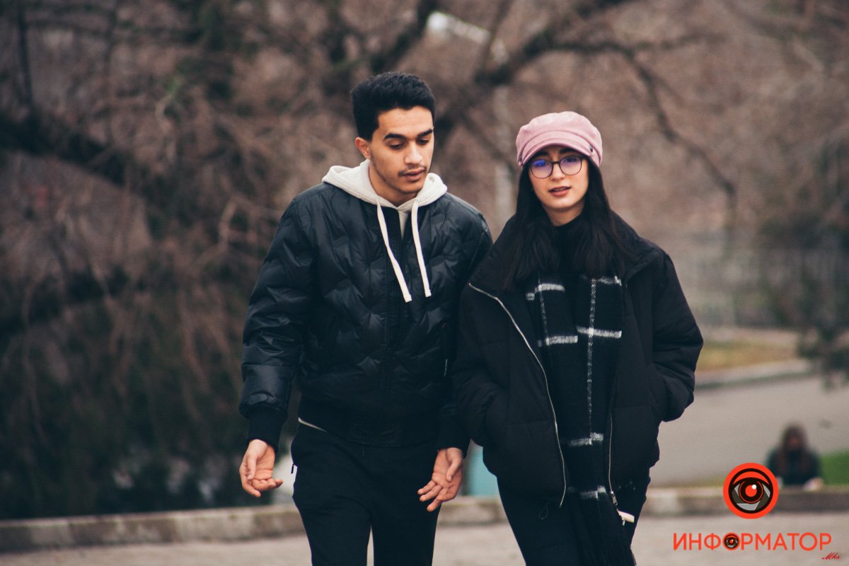 Встретить пару, которая идет не спеша по парку, разговаривая о всяком - редкость сейчас