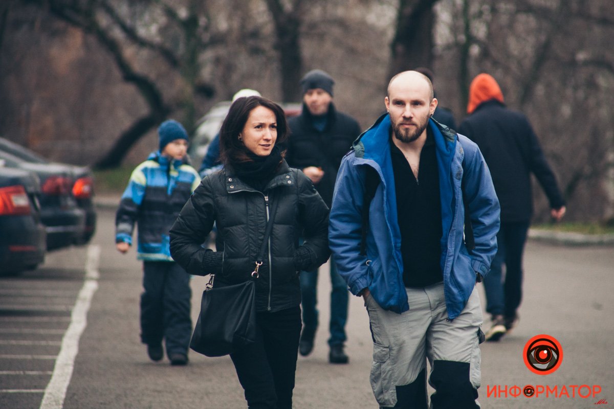 Мы бы на вашем месте застегнулись. Не май на улице, да и вирусы всякие ходят...