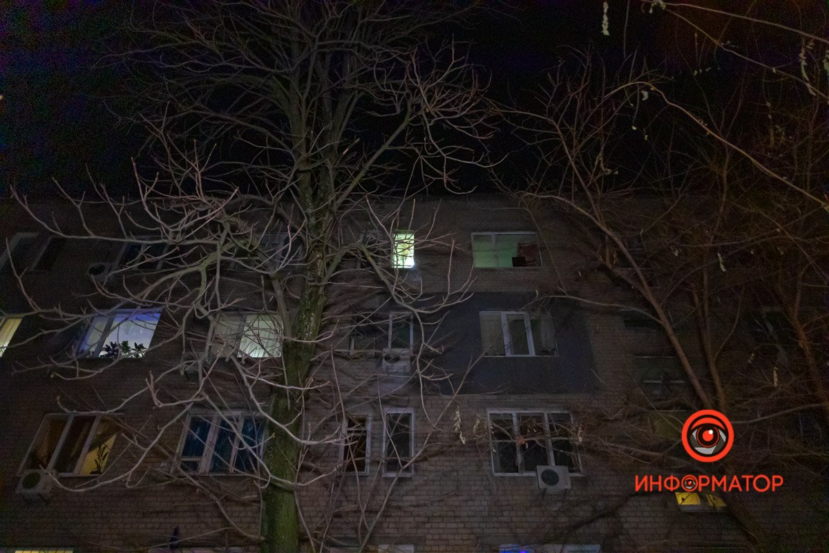 По словам соседей, внутри были двое мужчин в состоянии алкогольного опьянения