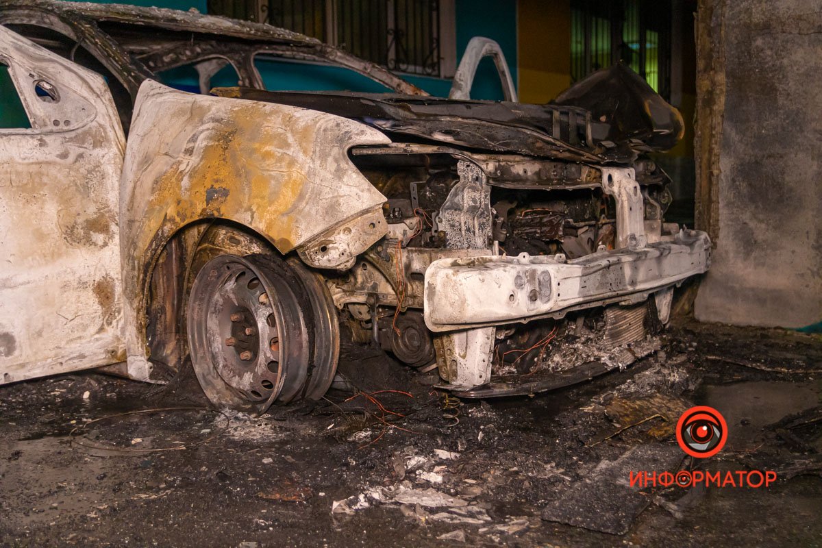 Машина сгорела практически полностью