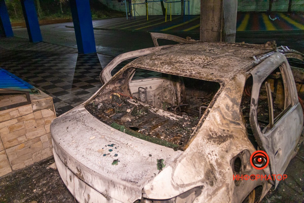 Охранник видел, как огонь пытался потушить мужчина, который предположительно был в салоне на момент возгорания