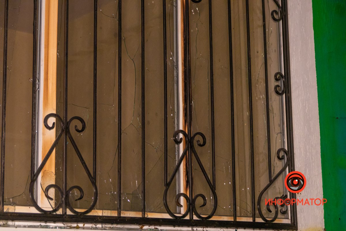 Окна на первом и втором этажах школы теперь разбитые