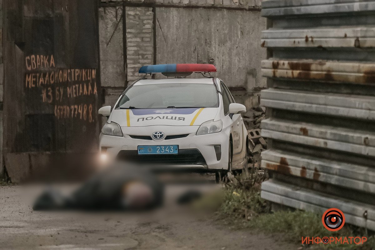 Прохожий, который увидел тело без признаков жизни, вызвал полицию Прохожий, который увидел тело без признаков жизни, вызвал полицию