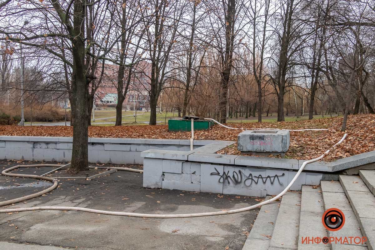 Откачивают воду в канализацию Откачивают воду в канализацию