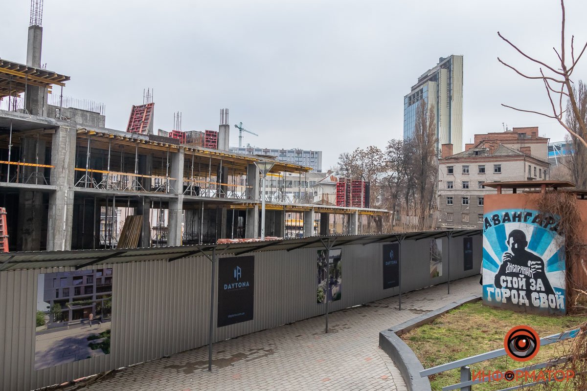 Стройку оградили